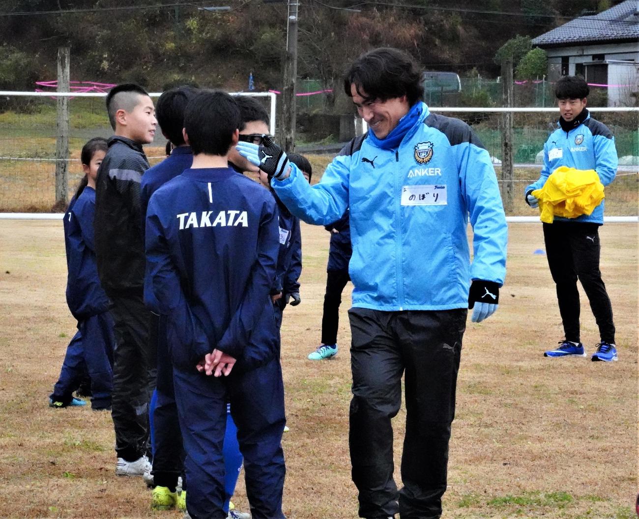 陸前高田市の子どもたちとサッカー教室で交流した川崎フロンターレDF登里享平（撮影・佐藤成）
