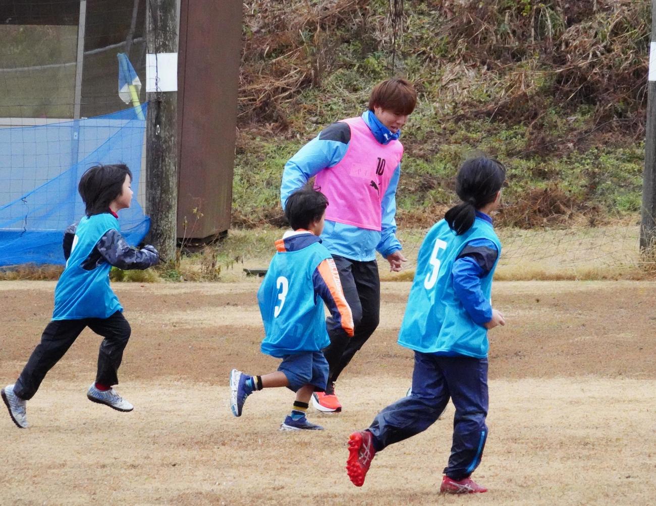 陸前高田市の子どもたちとサッカー教室で交流した川崎フロンターレMF脇坂泰斗（撮影・佐藤成）