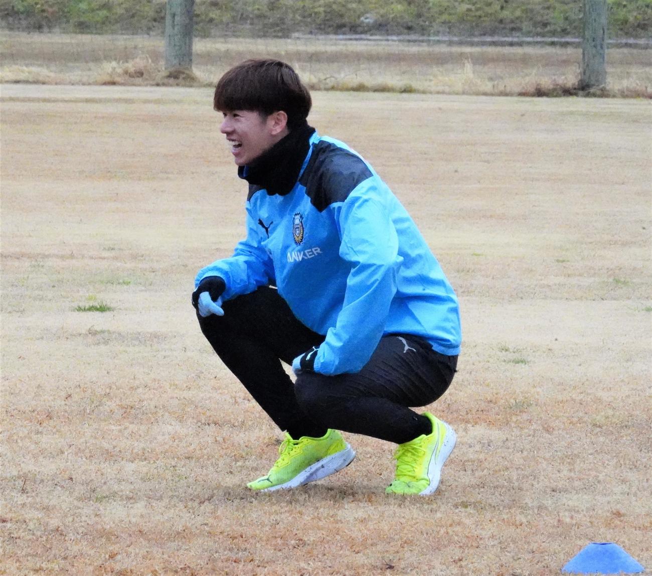 陸前高田市の子どもたちとサッカー教室で交流した川崎フロンターレMF大関友翔（撮影・佐藤成）