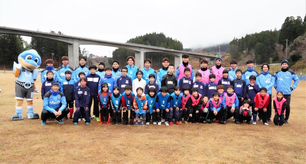 陸前高田市の子どもたちとサッカー教室で交流した川崎フロンターレの選手たち（撮影・佐藤成）