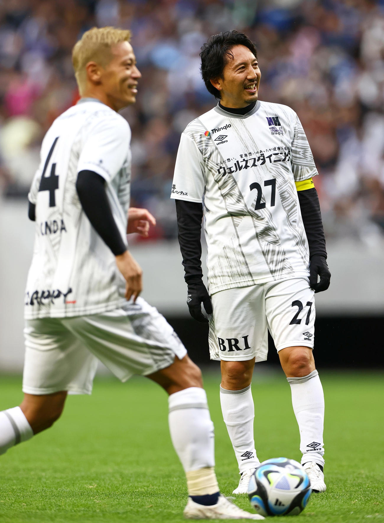 「橋本英郎引退試合」G大阪05対日本代表フレンズ　前半、FKを狙う日本代表フレンズの本田圭佑（左）と橋本英郎氏（撮影・上山淳一）