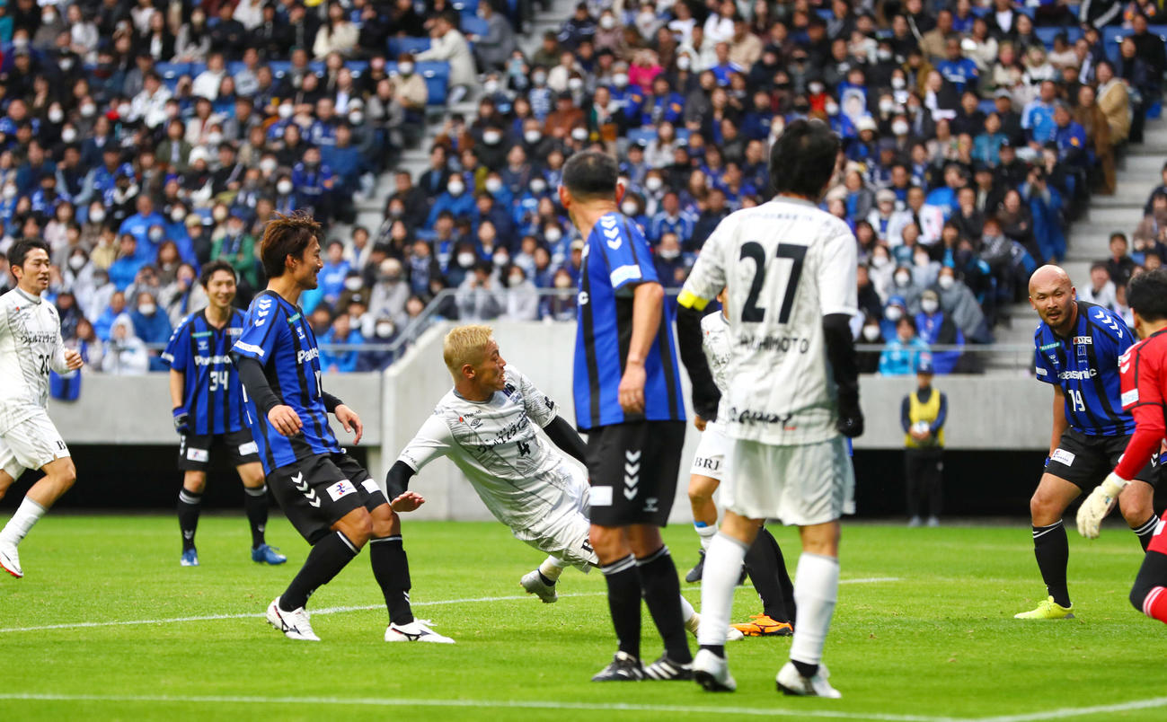 「橋本英郎引退試合」G大阪'05対日本代表フレンズ　前半、ゴールを決める日本代表フレンズ本田圭佑（左から4人目）（撮影・上山淳一）