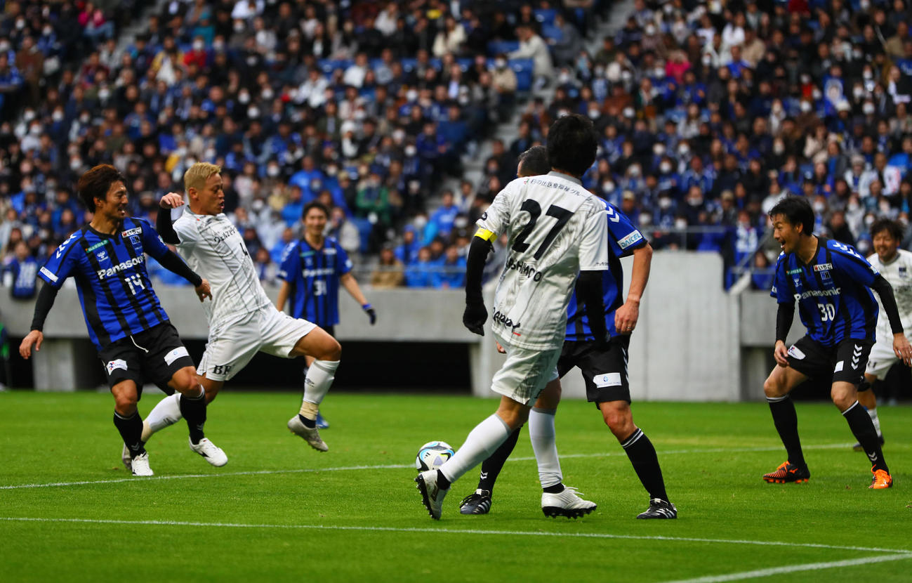 「橋本英郎引退試合」G大阪'05対日本代表フレンズ　前半、ゴールを決める日本代表フレンズ本田圭佑（左から2人目）（撮影・上山淳一）