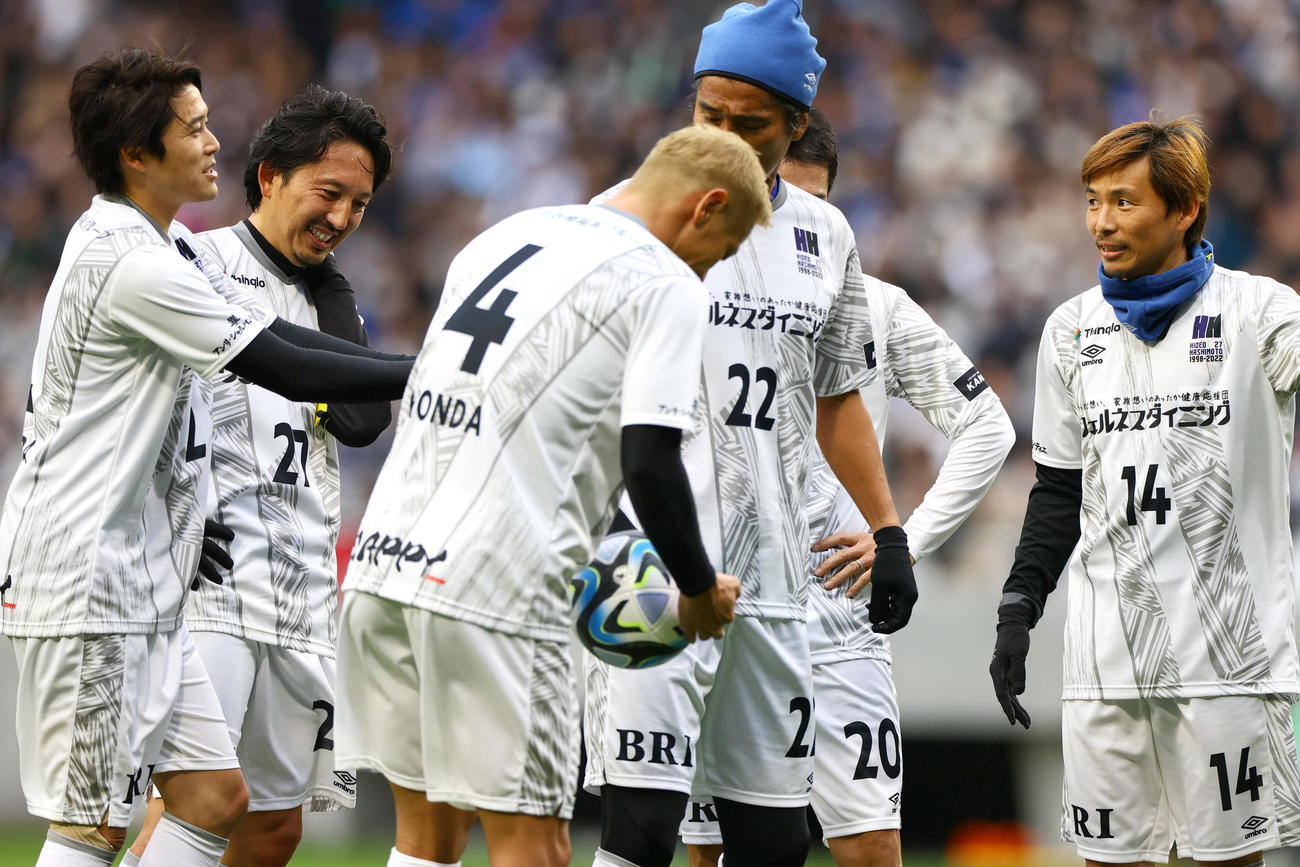 「橋本英郎引退試合」G大阪05対日本代表フレンズ　前半、FKのチャンスで話し合う、左から内田篤人氏、橋本英郎氏、本田圭佑、中沢佑二氏、玉田圭司氏、清水の乾貴士（撮影・上山淳一）