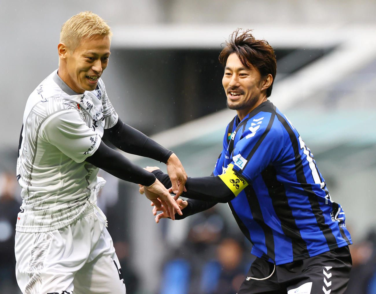 「橋本英郎引退試合」G大阪'05対日本代表フレンズ　前半、日本代表フレンズ本田圭佑（左）をマークするG大阪‘05家長昭博（撮影・上山淳一）