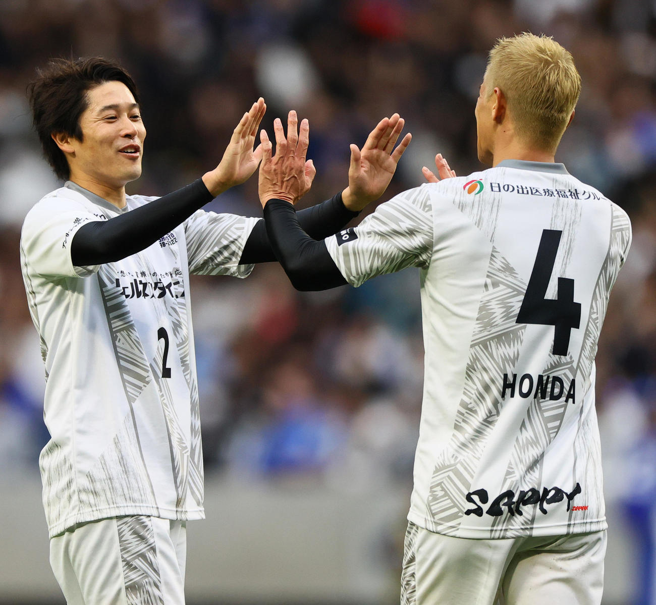「橋本英郎引退試合」G大阪'05対日本代表フレンズ　前半、ゴールを決めた日本代表フレンズ本田圭佑（右）を祝福する日本代表フレンズ内田篤人（撮影・上山淳一）