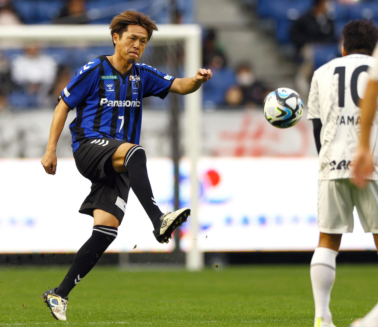 「橋本英郎引退試合」G大阪05対日本代表フレンズ　後半、前線にパスを出すG大阪05遠藤保仁（撮影・上山淳一）