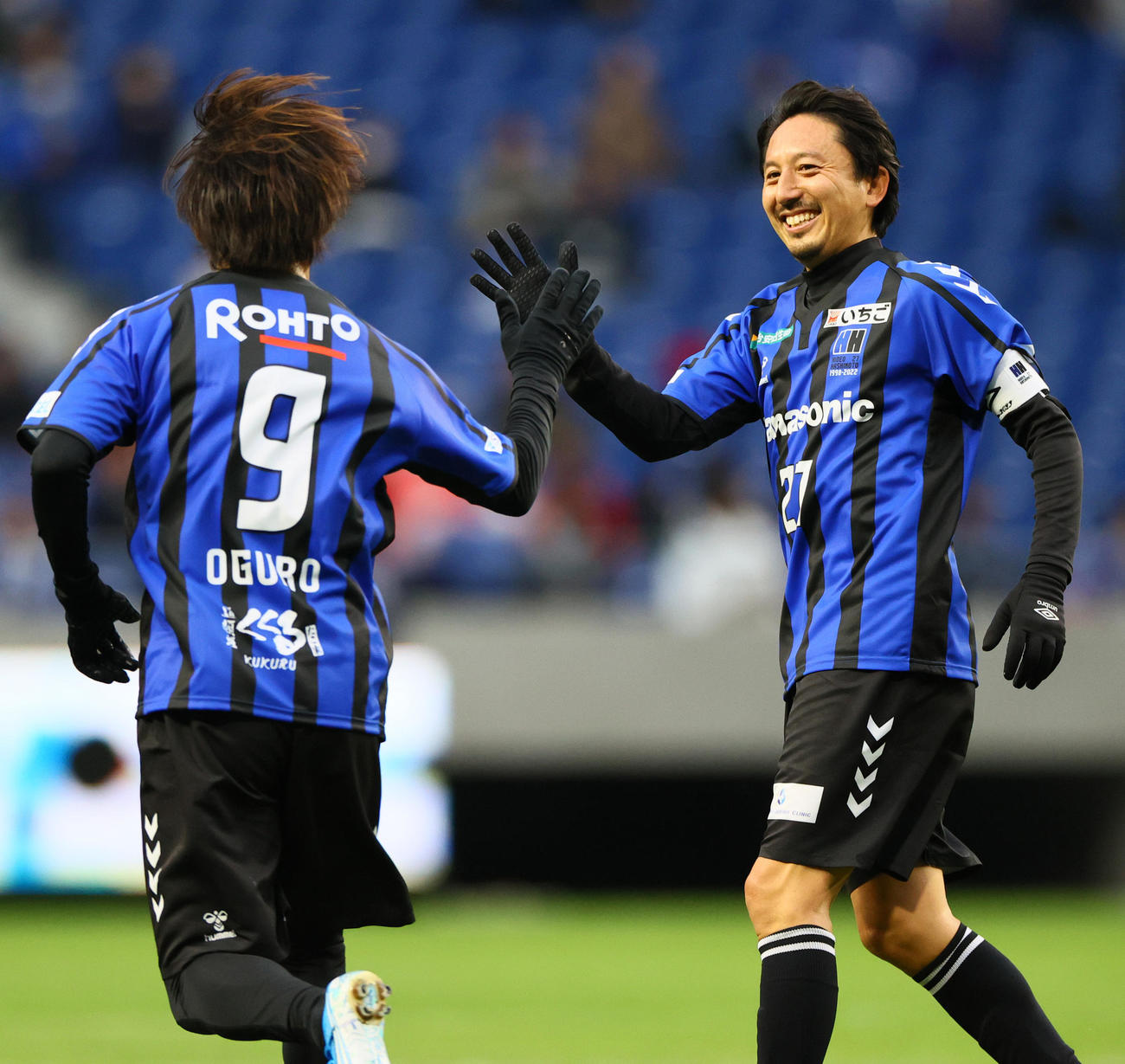 「橋本英郎引退試合」G大阪05対日本代表フレンズ　後半、ゴールを決めたG大阪05大黒将志氏（左）を出迎えるG大阪05橋本英郎氏（撮影・上山淳一）