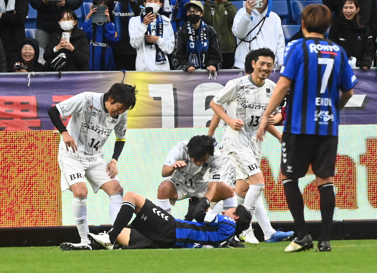 G大阪05対日本代表フレンズ　低い壁でのFKでゴールを決められなかったG大阪05橋本は日本代表フレンズイレブンの中村（左）、佐藤にいじられる（撮影・前岡正明）