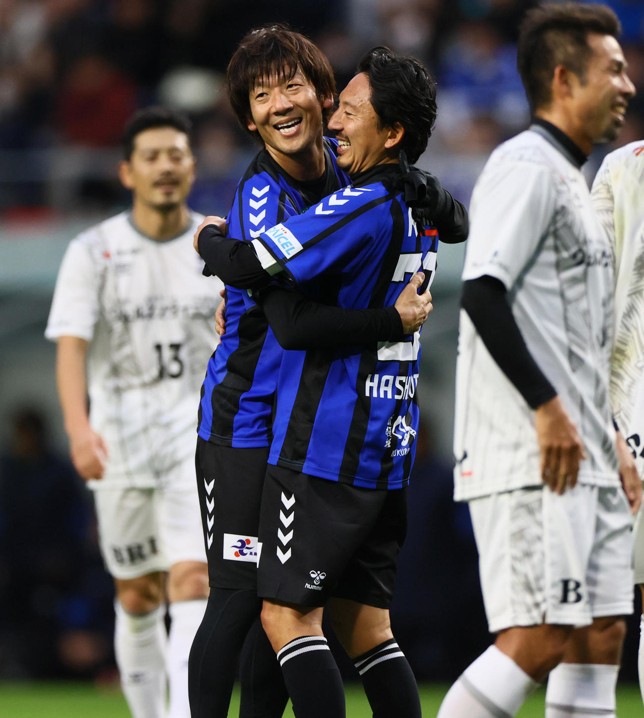 「橋本英郎引退試合」G大阪05対日本代表フレンズ　後半、ゴールを決めたG大阪05大黒将志氏（左から2人目）と抱き合って喜ぶG大阪05橋本英郎氏（撮影・上山淳一）
