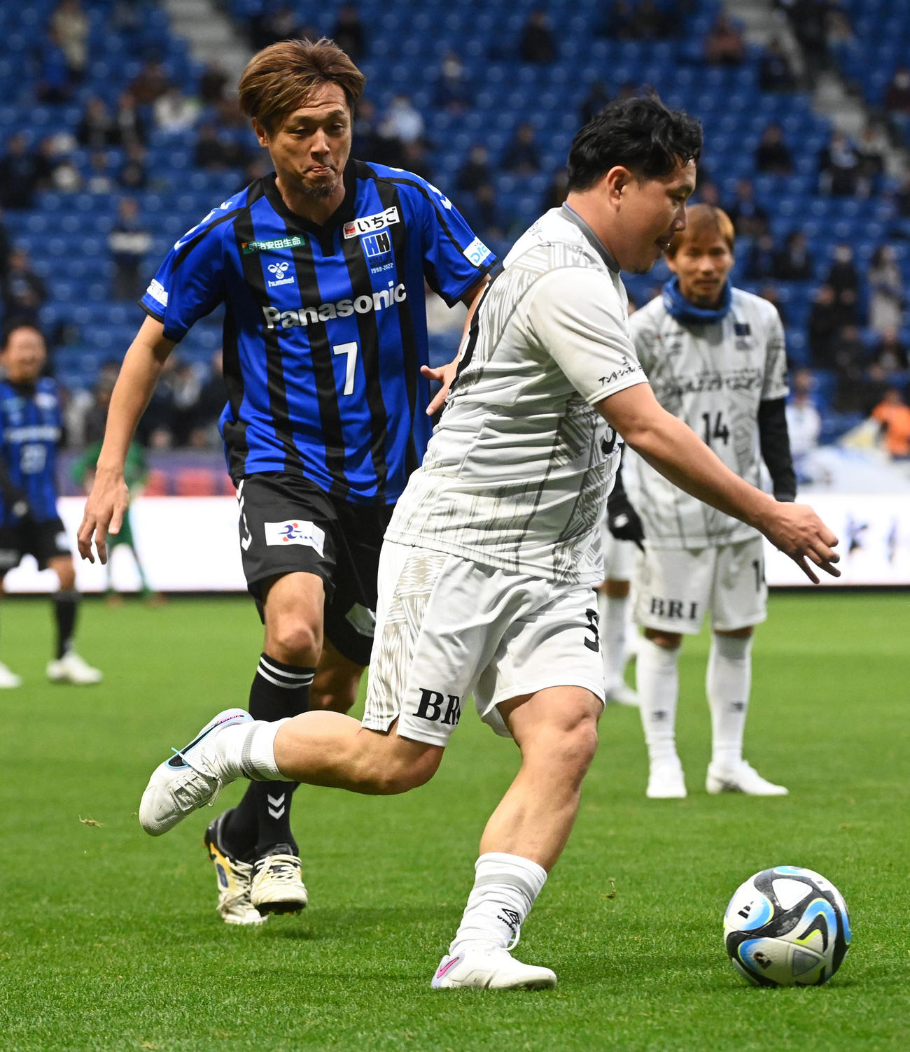 G大阪05遠藤保仁（左）と日本代表フレンズ安田理大（撮影・前岡正明）