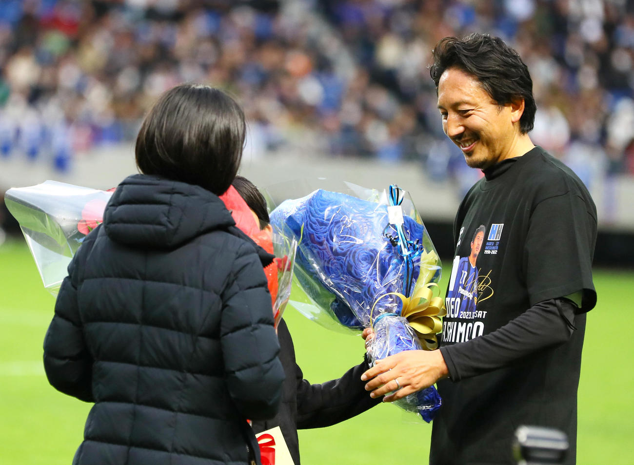 「橋本英郎引退試合」G大阪'05対日本代表フレンズ　試合後、橋本英郎氏は家族から花束を受け取る（撮影・上山淳一）