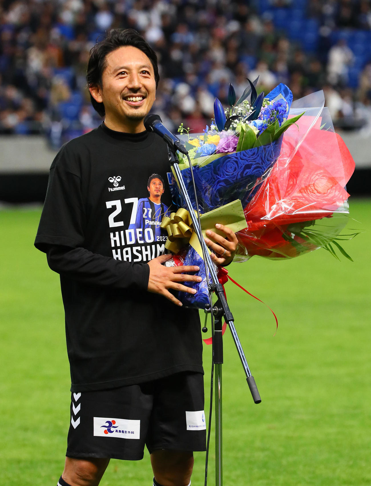 「橋本英郎引退試合」G大阪'05対日本代表フレンズ　橋本英郎氏はファンに感謝を伝える（撮影・上山淳一）