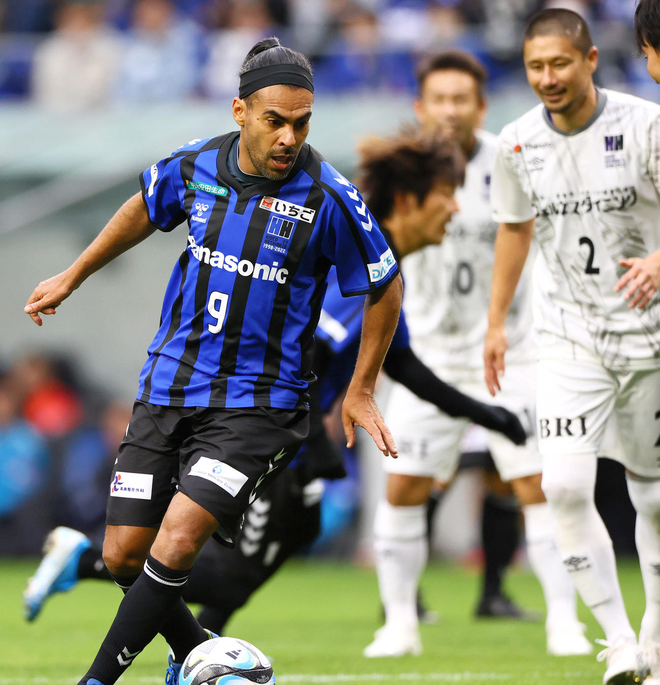 「橋本英郎引退試合」G大阪'05対日本代表フレンズ　後半、攻め上がるG大阪05アラウージョ氏（撮影・上山淳一）