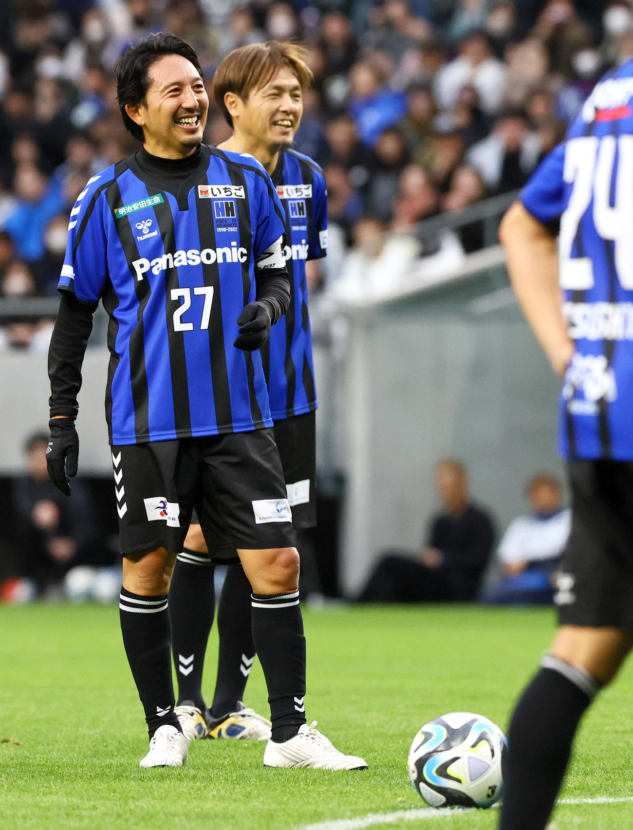 「橋本英郎引退試合」G大阪'05対日本代表フレンズ　引退試合でプレーする橋本英郎氏。奥は遠藤保仁（撮影・上山淳一）