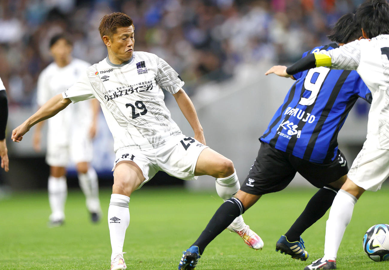 「橋本英郎引退試合」G大阪'05対日本代表フレンズ　引退試合でプレーする日本代表フレンズ播戸竜ニ氏（撮影・上山淳一）