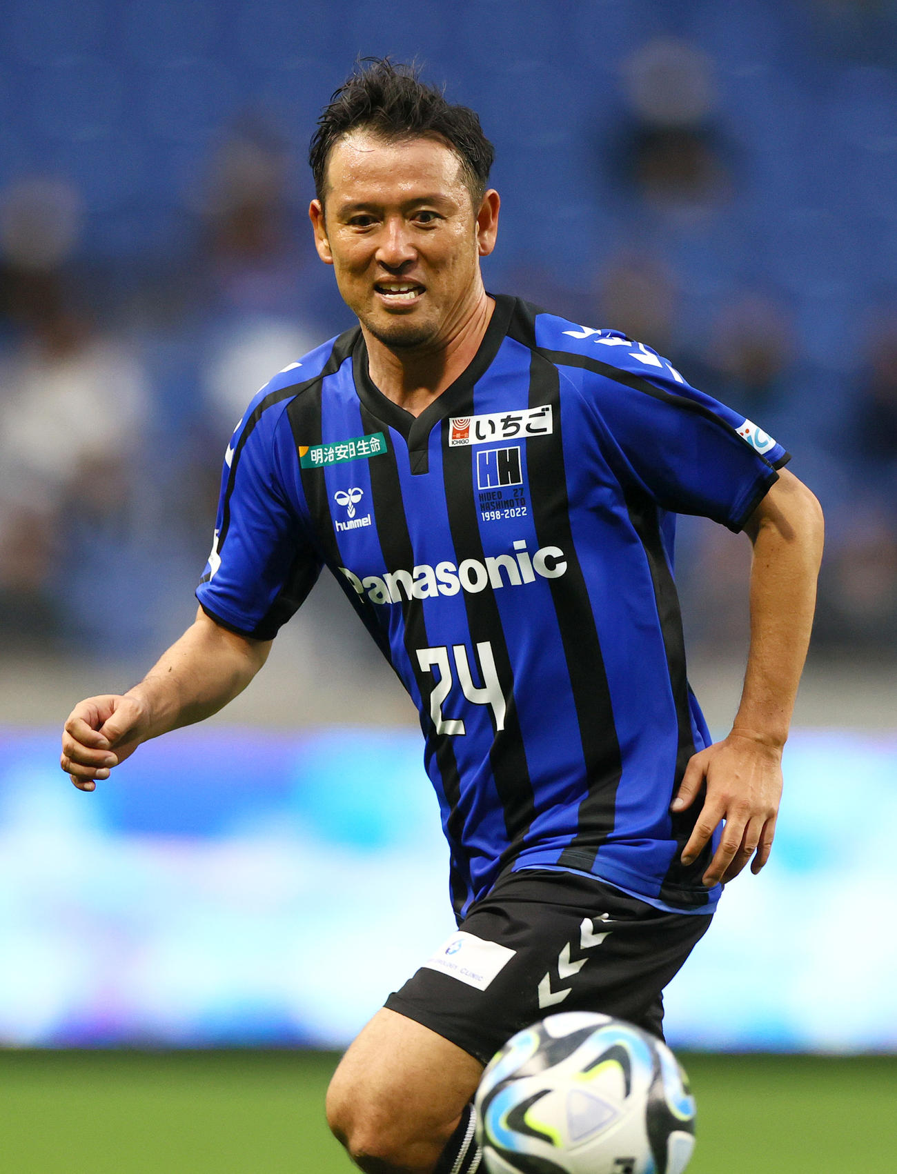 「橋本英郎引退試合」G大阪'05対日本代表フレンズ　後半、プレーを楽しむG大阪05松下年宏氏（撮影・上山淳一）