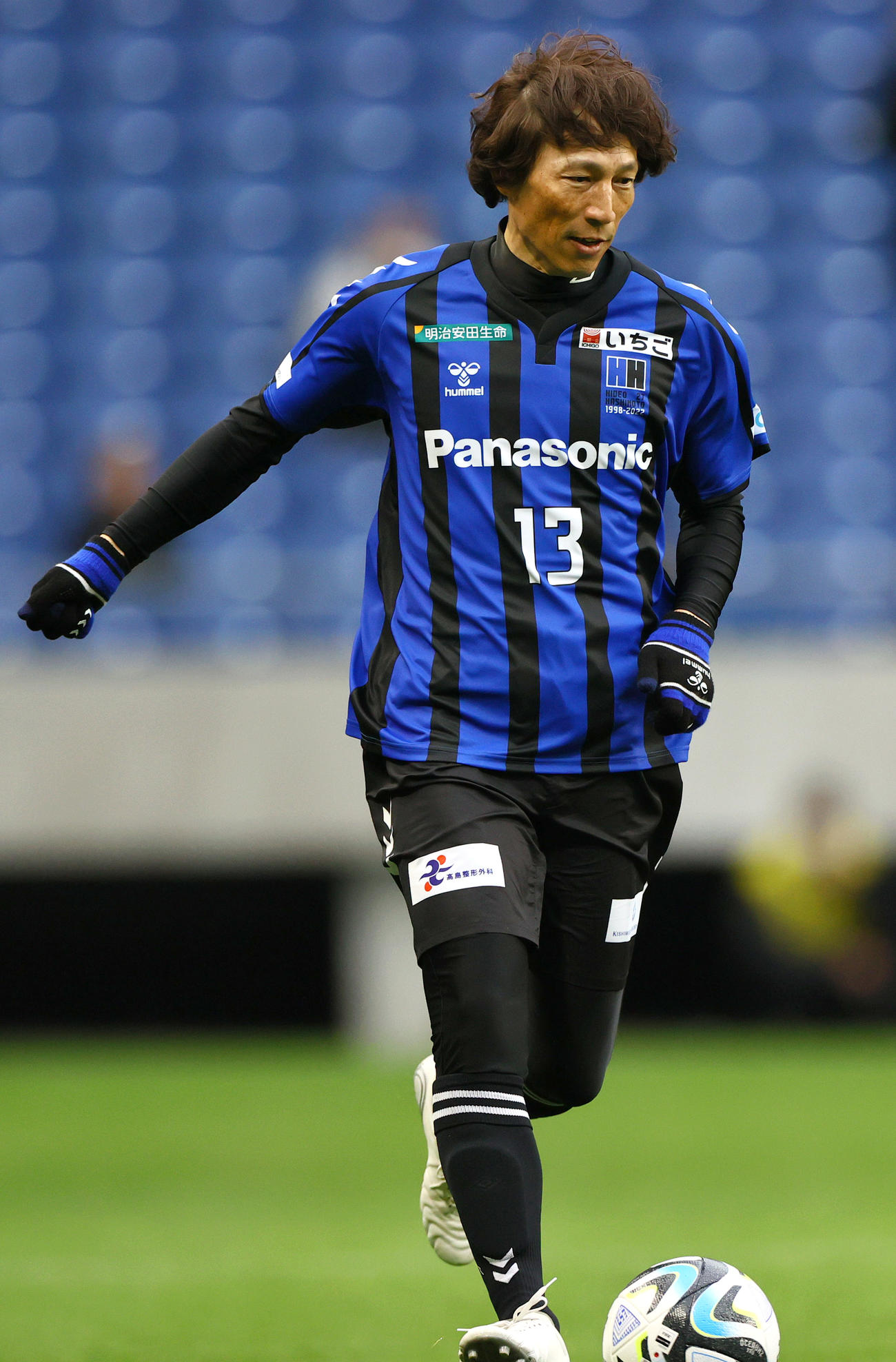 「橋本英郎引退試合」G大阪05対日本代表フレンズ　攻め込むG大阪05森岡茂氏（撮影・上山淳一）