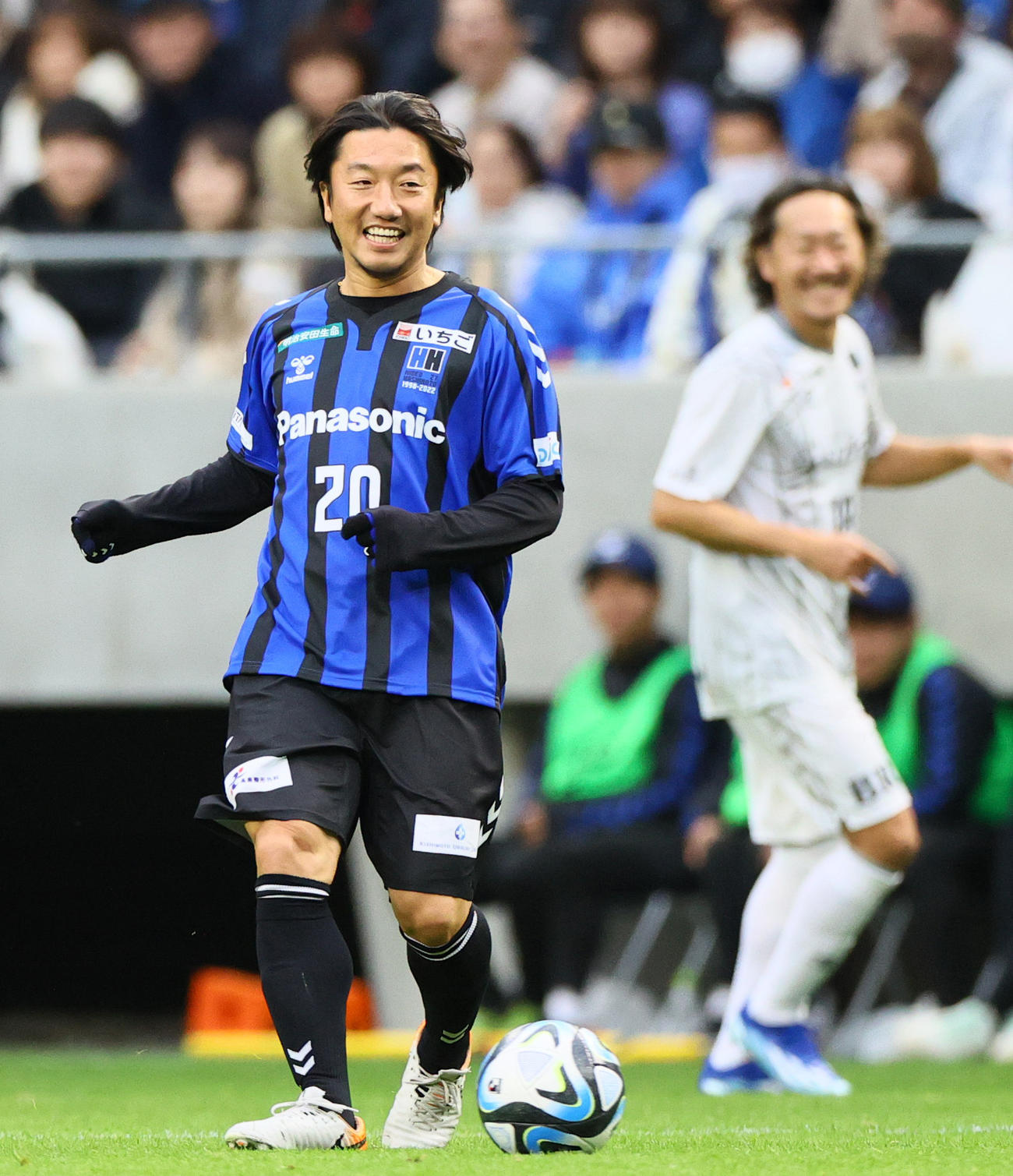 「橋本英郎引退試合」G大阪05対日本代表フレンズ　パスを出すG大阪05寺田紳一氏（撮影・上山淳一）