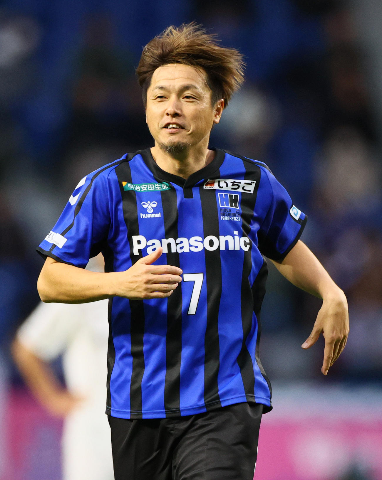 「橋本英郎引退試合」G大阪'05対日本代表フレンズ　後半、プレーを楽しむG大阪05遠藤保仁（撮影・上山淳一）