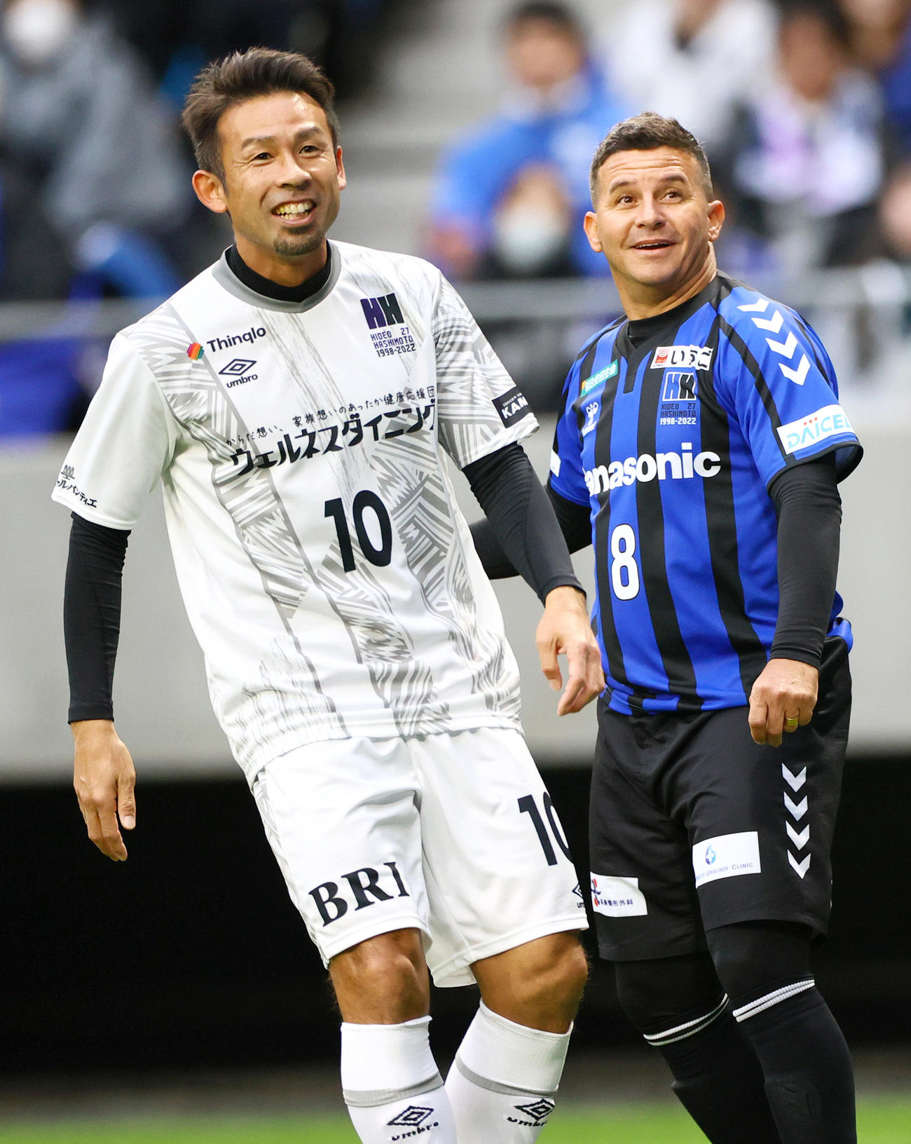 「橋本英郎引退試合」G大阪05対日本代表フレンズ　日本代表フレンズでプレーする山口の山瀬功治。右はG大阪05フェルナンジーニョ氏（撮影・上山淳一）