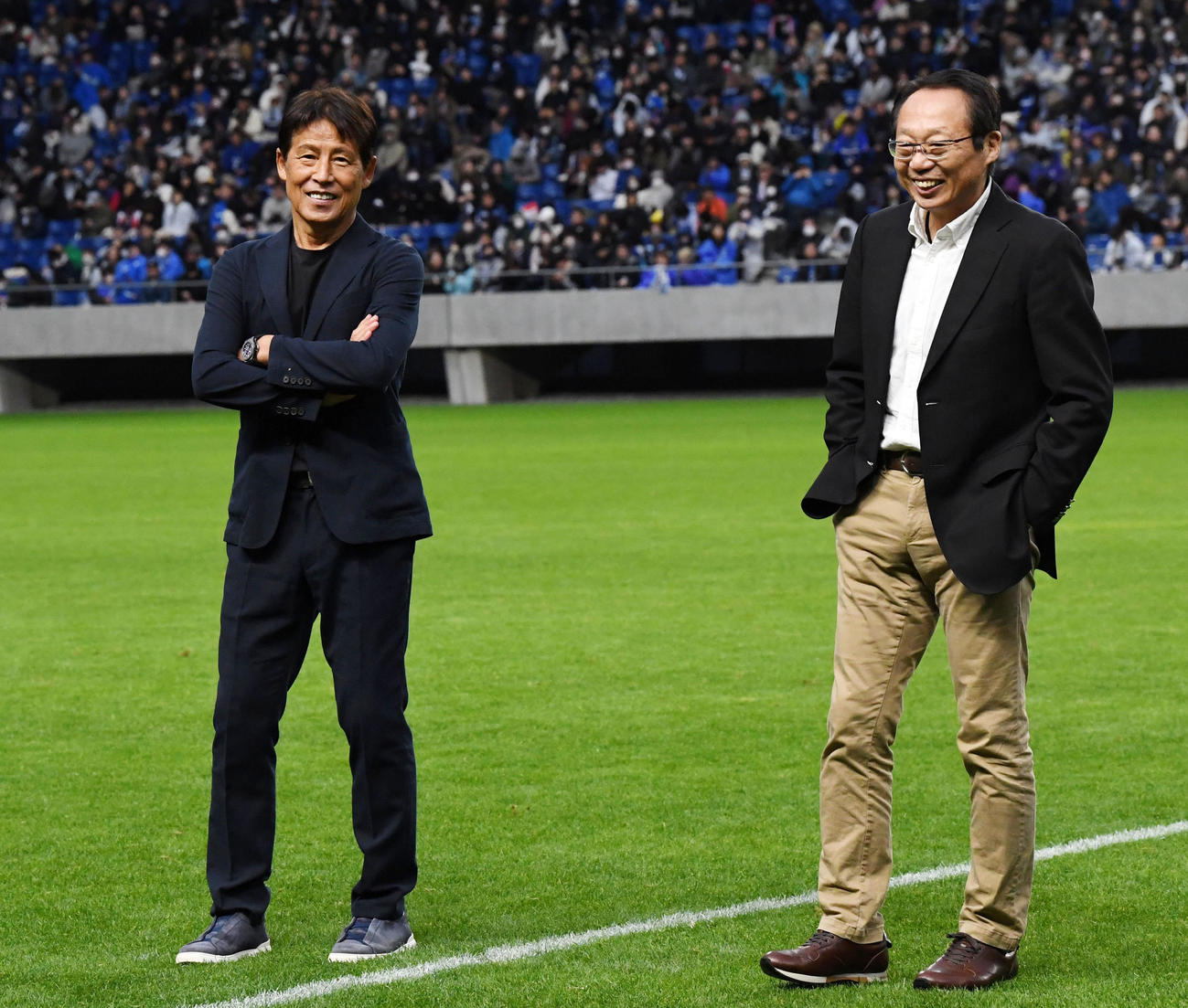ガンバ大阪05対日本代表フレンズ　引退セレモニー開始前に笑顔で話す西野G大阪05監督と日本代表フレンズ岡田監督（撮影・前岡正明）