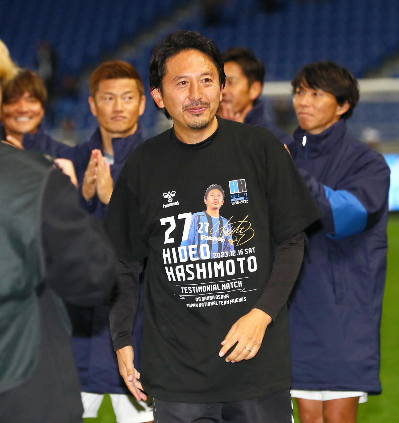 「橋本英郎引退試合」G大阪'05対日本代表フレンズ　引退試合で労いの祝福を受ける橋本英郎氏（撮影・上山淳一）