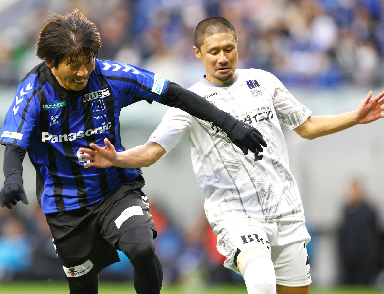 「橋本英郎引退試合」G大阪05対日本代表フレンズ　後半、ゴール前で競り合うG大阪05大黒将志（左）と日本代表フレンズ坪井慶介（撮影・上山淳一）