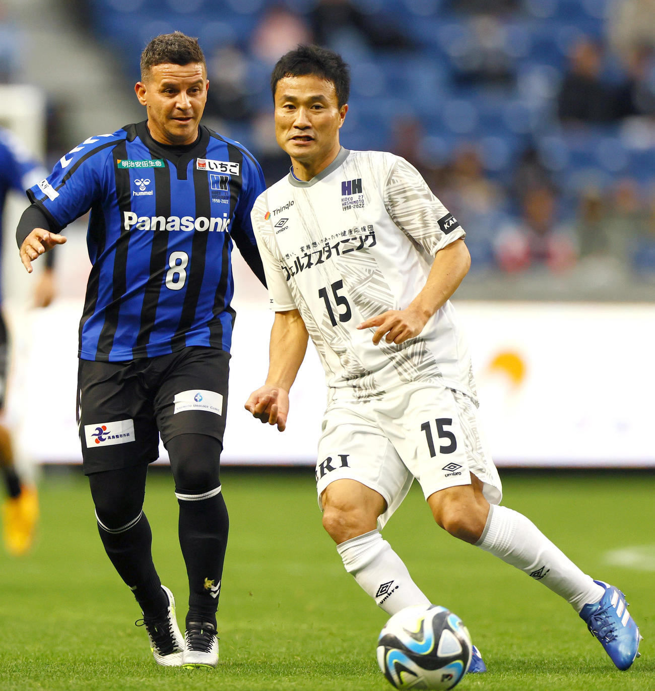 「橋本英郎引退試合」G大阪05対日本代表フレンズ　日本代表フレンズでプレーする今野泰幸氏。左はフェルナンジーニョ氏（撮影・上山淳一）