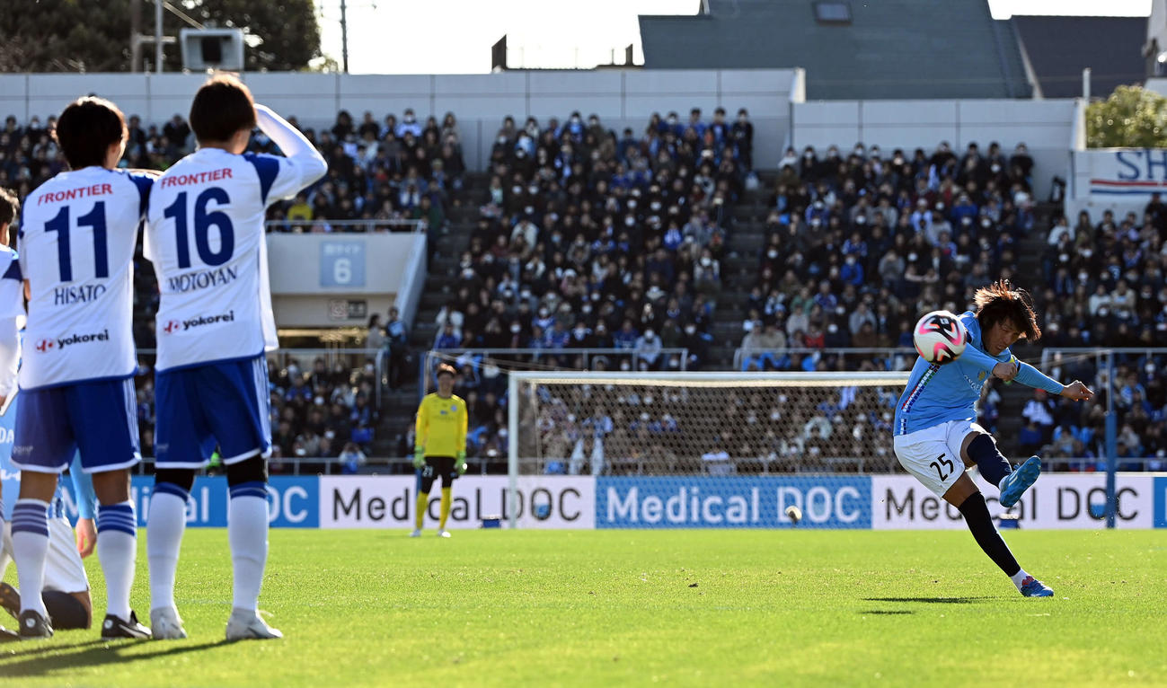 YOKOHAMA FC FRIENDS対J－DREAMS　前半、FKでゴールを決める中村俊輔氏（撮影・たえ見朱実）