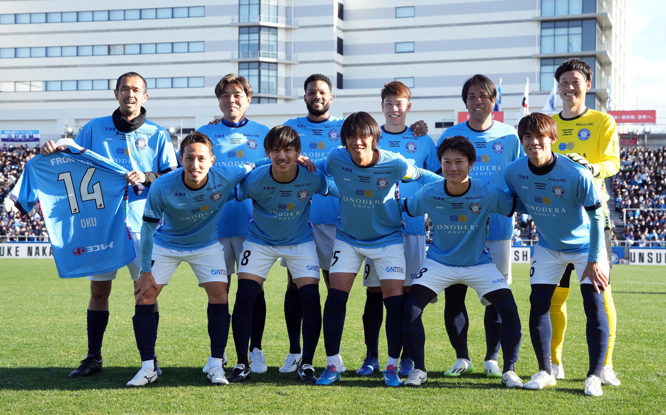 YOKOHAMA FC FRIENDSの集合写真に納まる中村俊輔氏（前列中央）（撮影・たえ見朱実）