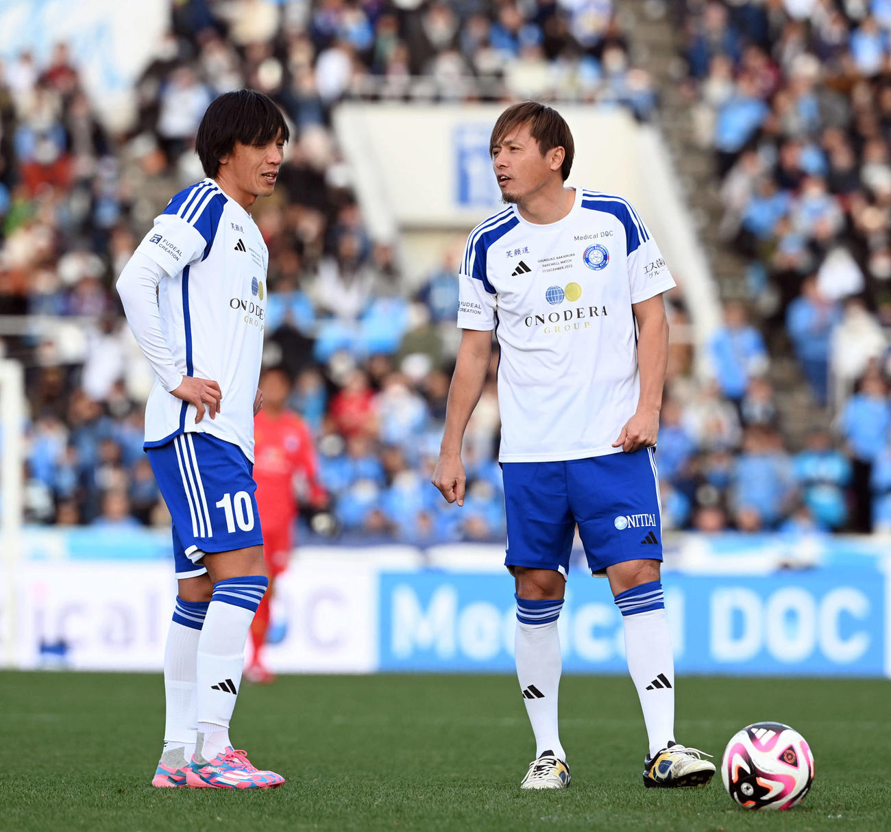 YOKOHAMA FC FRIENDS対J－DREAMS　後半、FKを前に遠藤保仁（右）と話をするJ－DREAMS中村俊輔氏（撮影・たえ見朱実）