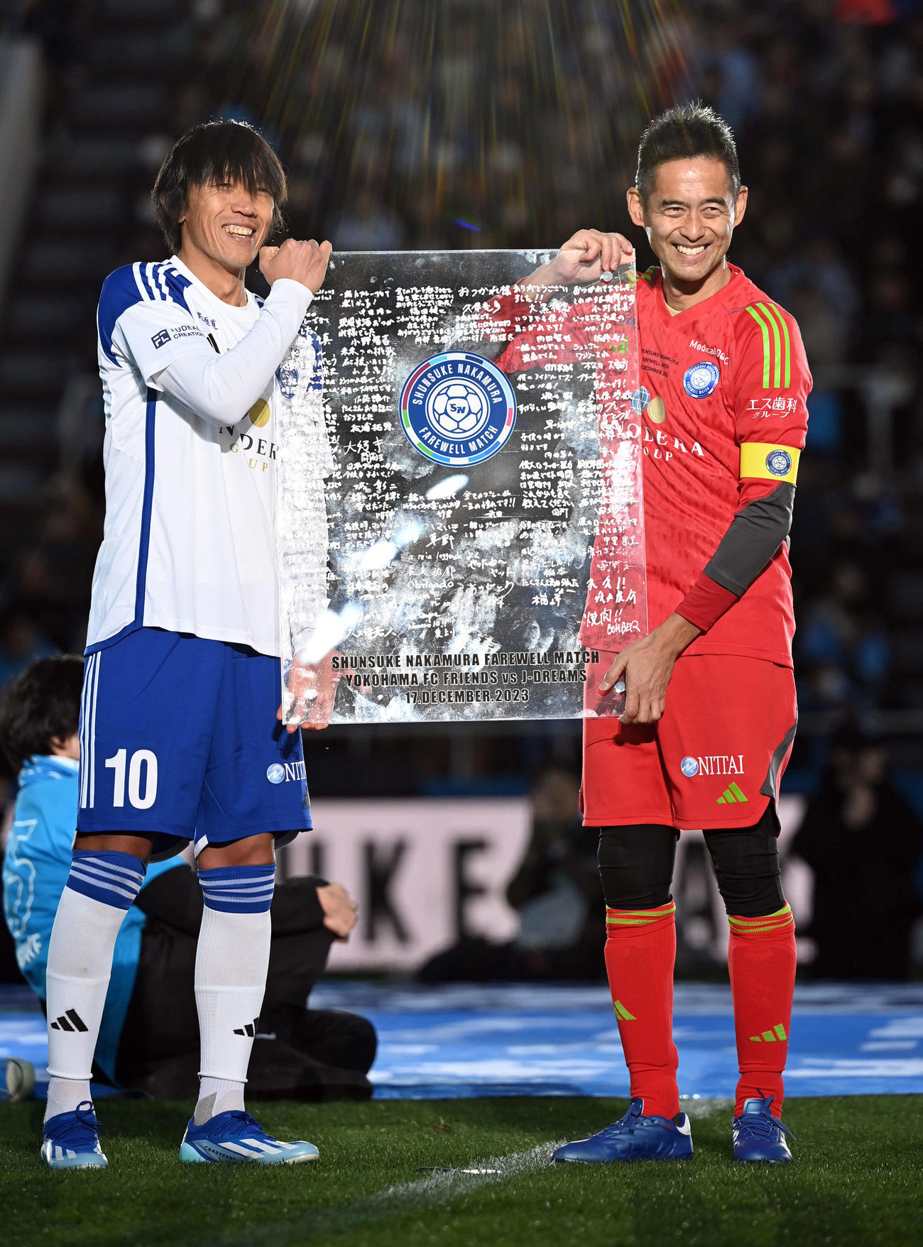 引退セレモニーで川口能活氏（右）から記念品を贈られる中村俊輔氏（撮影・たえ見朱実）