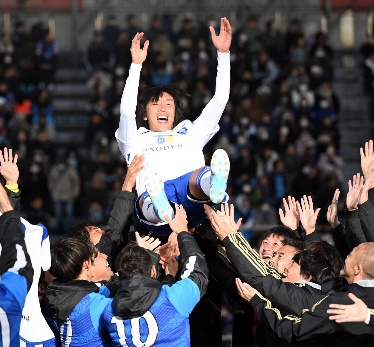 胴上げされる中村俊輔氏（撮影・たえ見朱実）