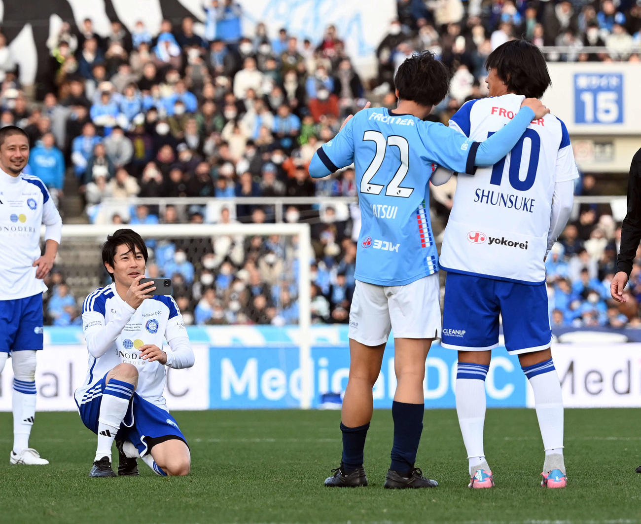YOKOHAMA FC FRIENDS対J－DREAMS J－DREAMS中村俊輔氏とYOKOHAMA FC FRIENDS松井大輔を携帯で撮影する内田篤人氏（撮影・たえ見朱実）