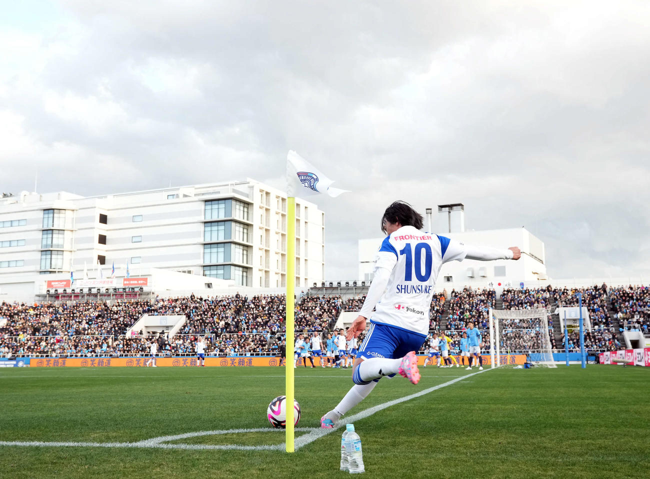 YOKOHAMA FC FRIENDS対J－DREAMS　後半、CKを蹴るJ－DREAMS中村俊輔氏（撮影・たえ見朱実）