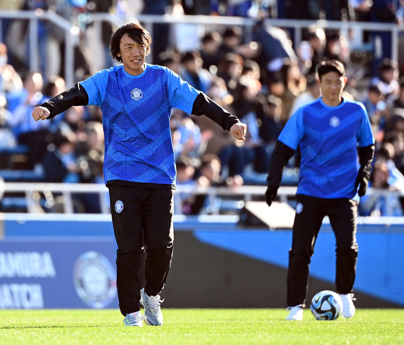 ウオーミングアップをする中村俊輔氏（撮影・たえ見朱実）