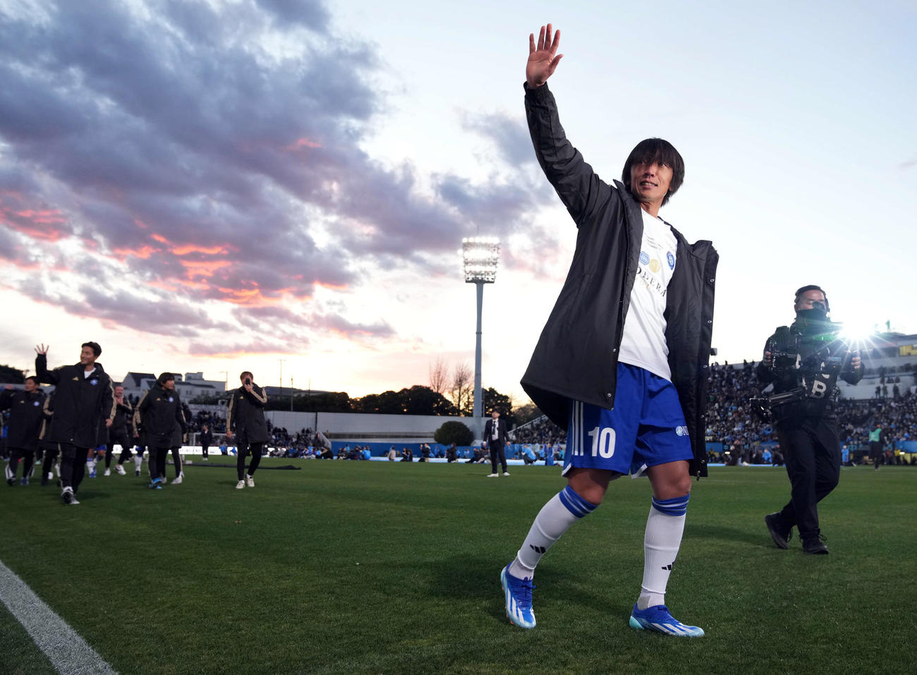 場内一周でファンの声援に応える中村俊輔氏（撮影・たえ見朱実）