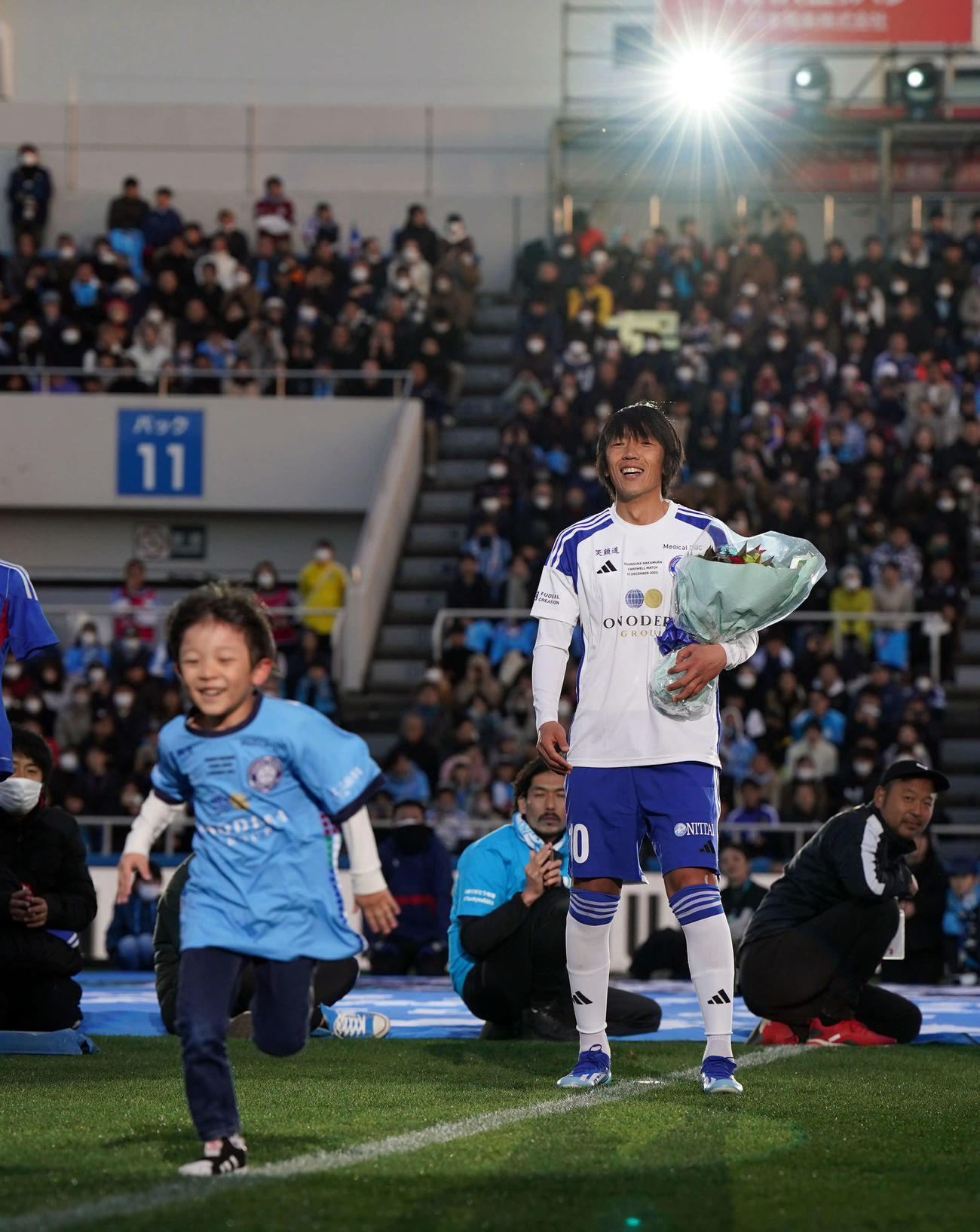 愛息から花束を贈られ笑顔を見せる中村俊輔氏（撮影・たえ見朱実）