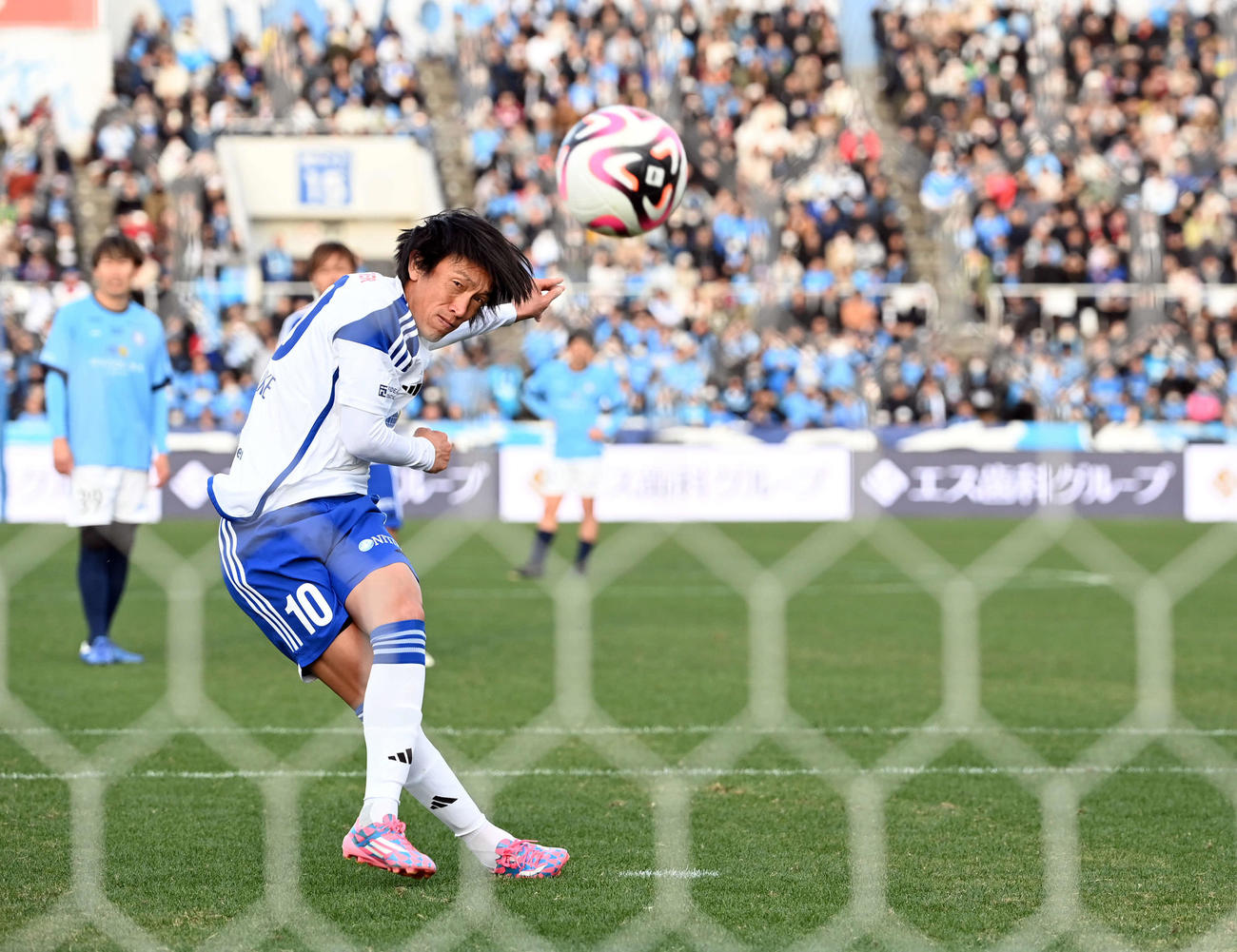 YOKOHAMA FC FRIENDS対J－DREAMS　後半、PKを蹴るJ－DREAMS中村俊輔氏（撮影・たえ見朱実）