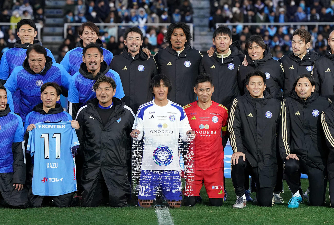 引退セレミニーで両チームのイレブンと記念撮影に納まる中村俊輔氏（前列中央）（撮影・たえ見朱実）