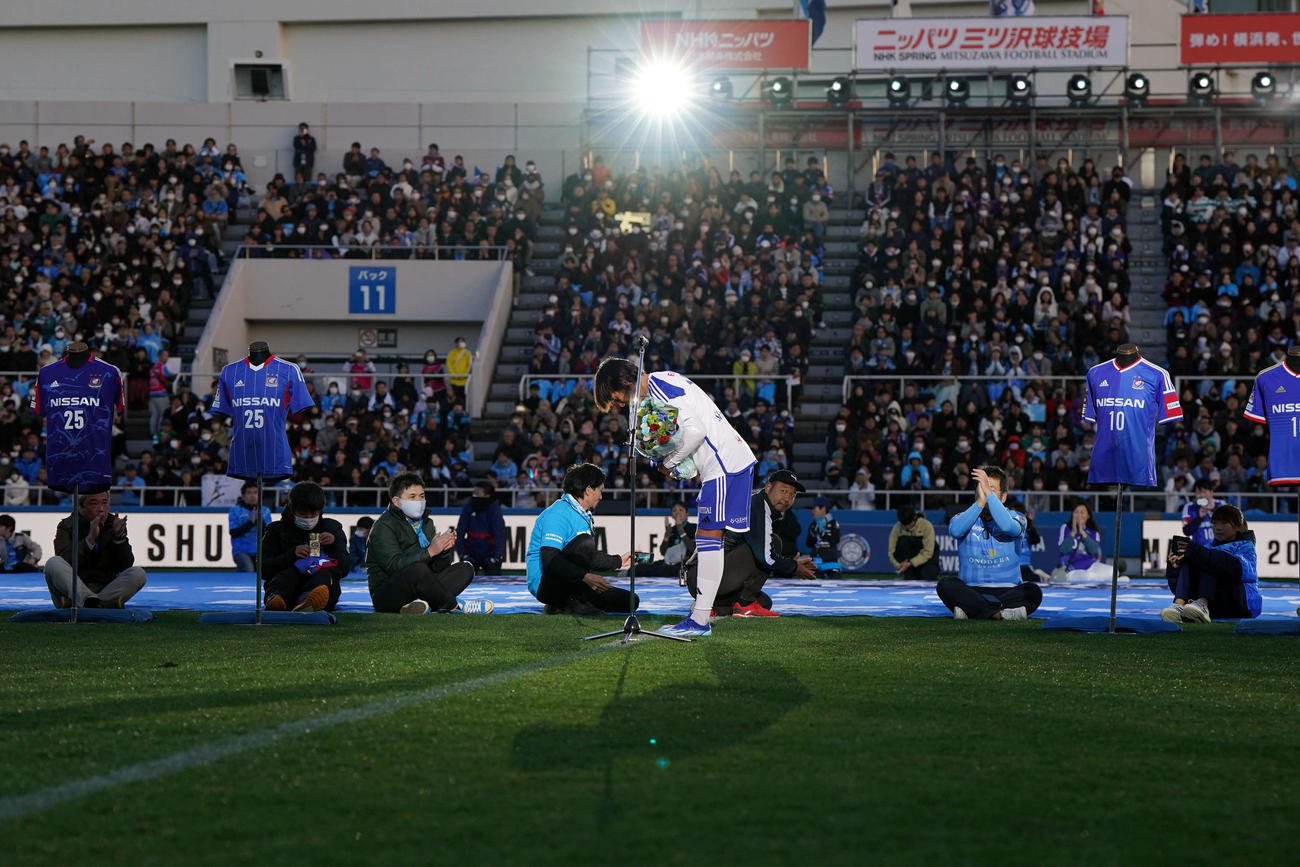 引退セレミニーで深々と頭を下げる中村俊輔氏（撮影・たえ見朱実）