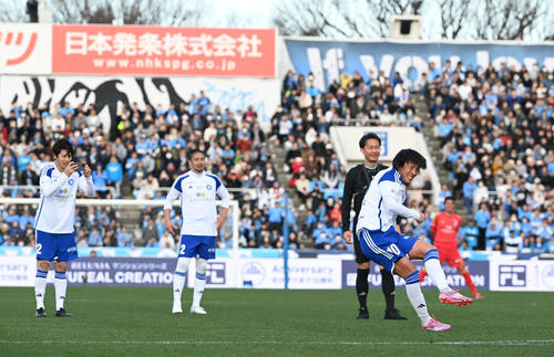 YOKOHAMA FC FRIENDS対J－DREAMS　後半、FKでゴールを決めるJ－DREAMS中村俊輔氏（撮影・たえ見朱実）