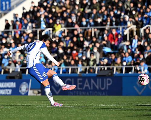 YOKOHAMA FC FRIENDS対J－DREAMS　後半、FKでゴールを決めるJ－DREAMS中村俊輔氏（撮影・たえ見朱実）