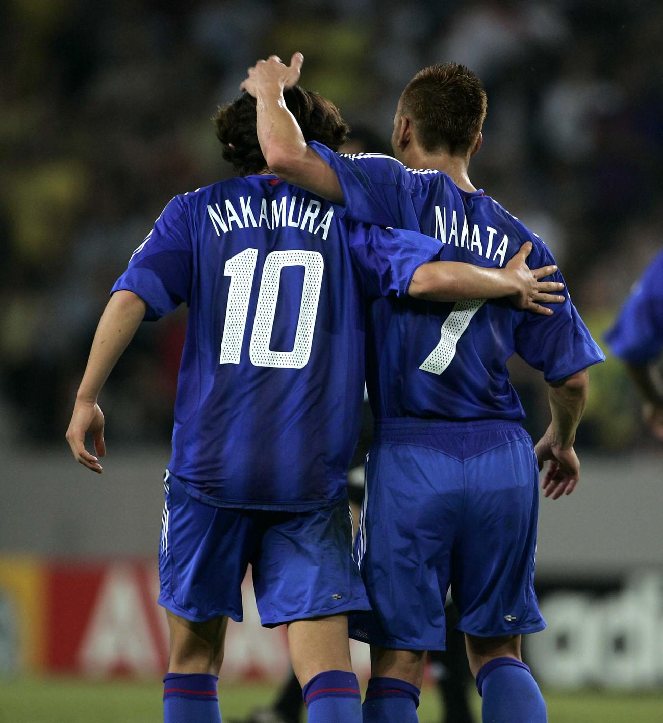 05年6月、コンフェデレーションズ杯・ブラジル戦で中田英寿（右）と肩を組んで得点を喜ぶ（撮影・PNP）