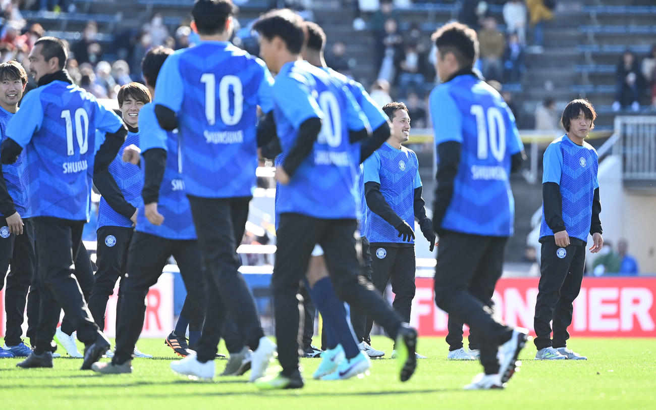 全員が背番号「10」を付けてピッチに現れたYOKOHAMA FC FRIENDSイレブン。右端は中村俊輔氏（撮影・たえ見朱実）