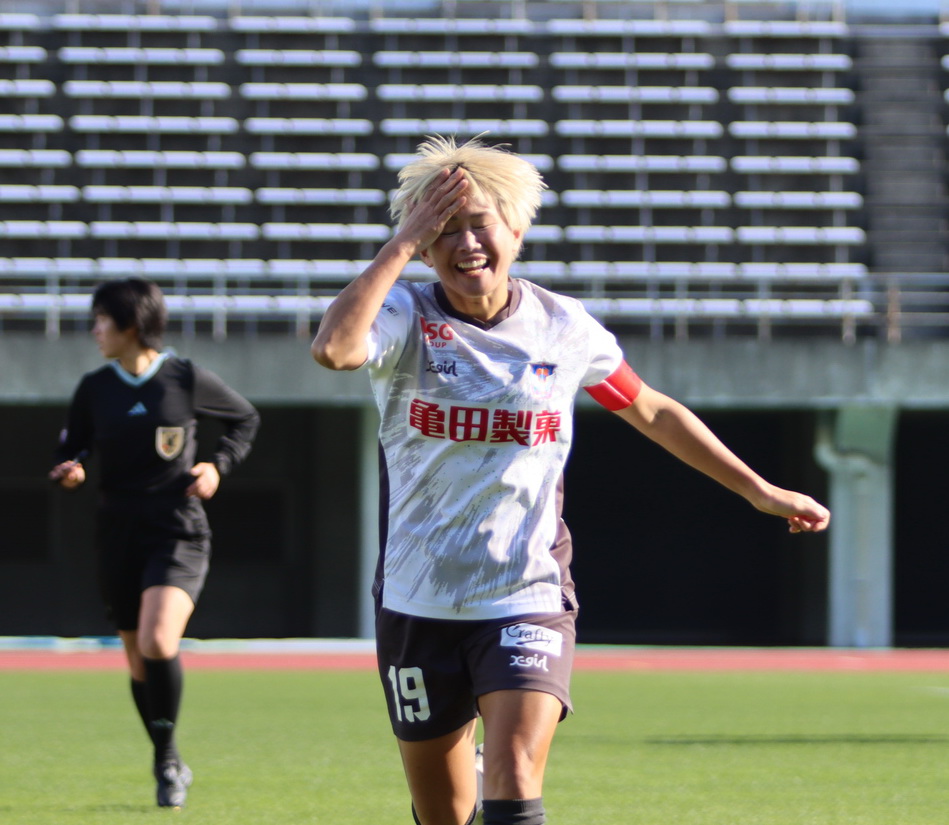 後半7分にヘディングで新潟加入後初ゴールを決め、ベンチメンバーのもとへ駆け寄る川澄（アルビレックス新潟レディース提供）