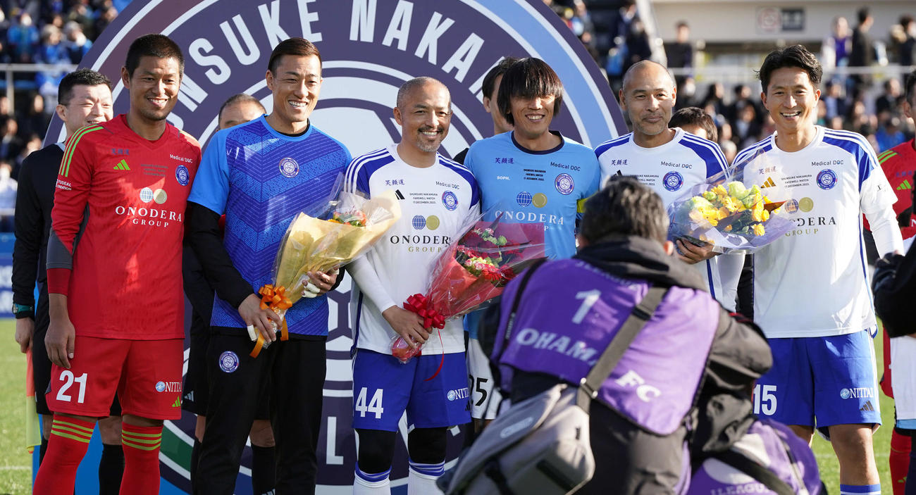 試合前、記念撮影に納まる中村俊輔氏（中央右）。左から曽ヶ端準氏、南雄太氏、小野伸二氏、1人おいて高原直康氏、福西崇史氏（撮影・たえ見朱実）