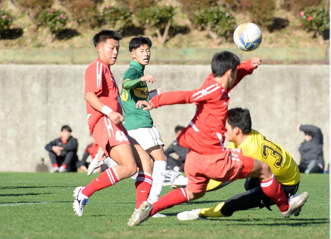 前半25分、先制点を決める静岡学園FW庄（左から2人目）