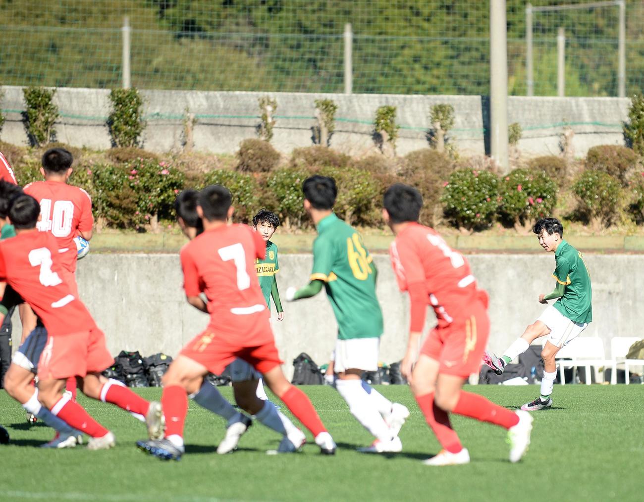 後半、FKを直接決める静岡学園MF志賀（右端）